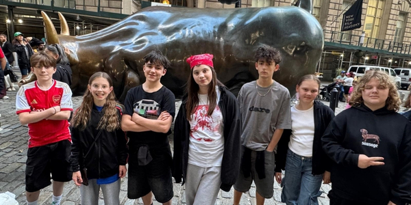 DI team, WYJECI z kontaktu, pose for a photo in front of a large statue. 